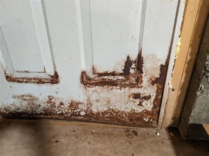 Can a hollow door be repaired