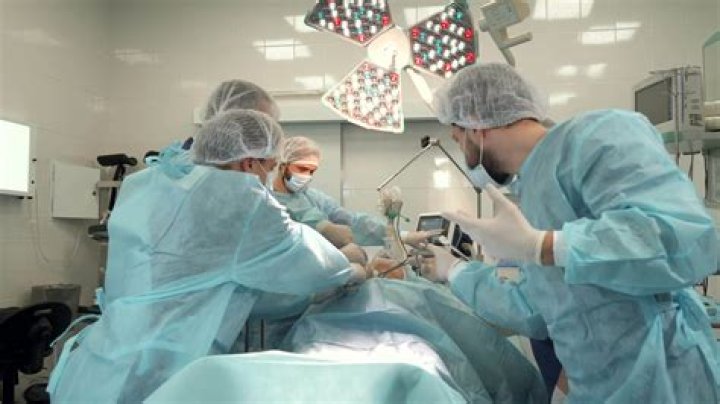 Can osteopathic doctors perform surgery?