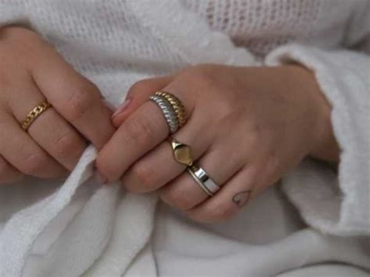 can you wear gold and silver rings together