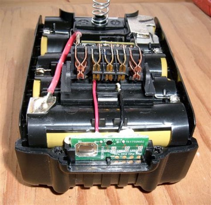 dewalt 18v battery positive and negative terminal