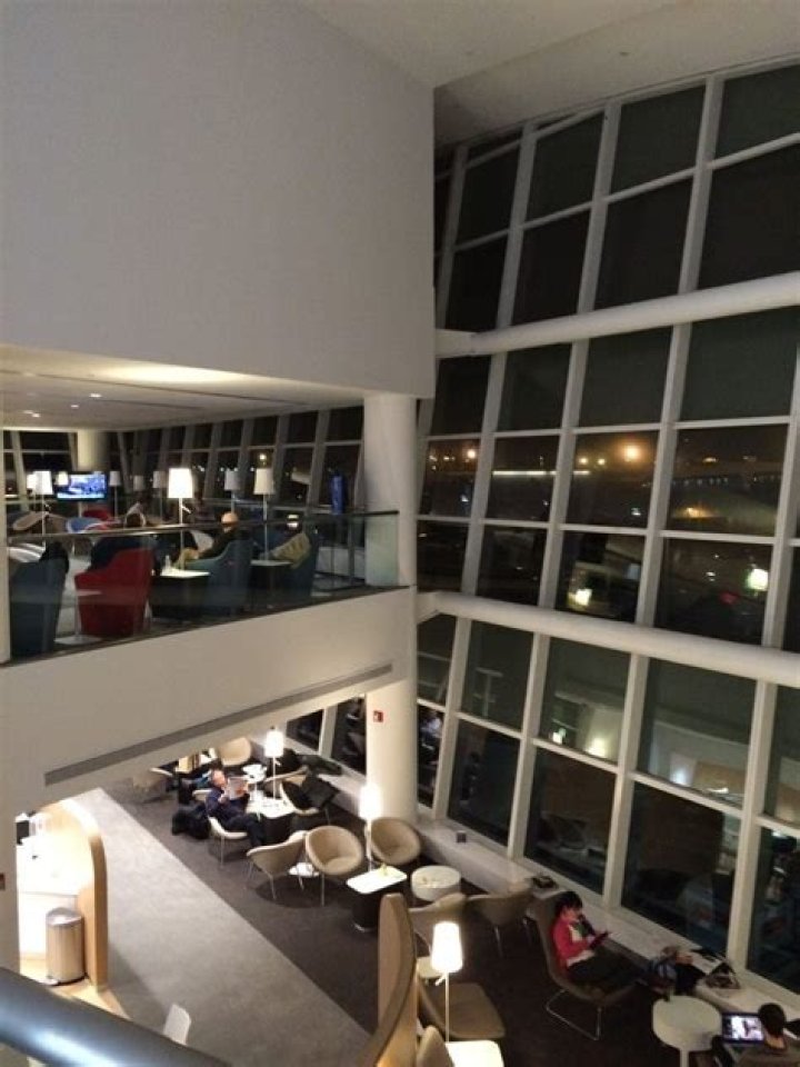 Does Air France have a lounge?
