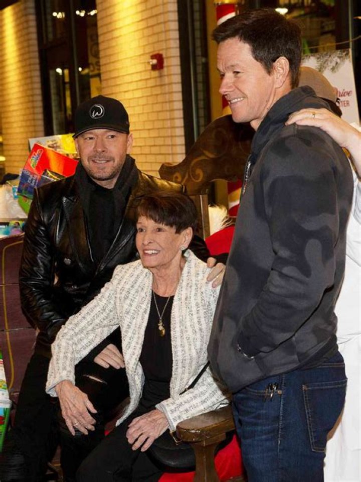 Does Alma Wahlberg have a restaurant?