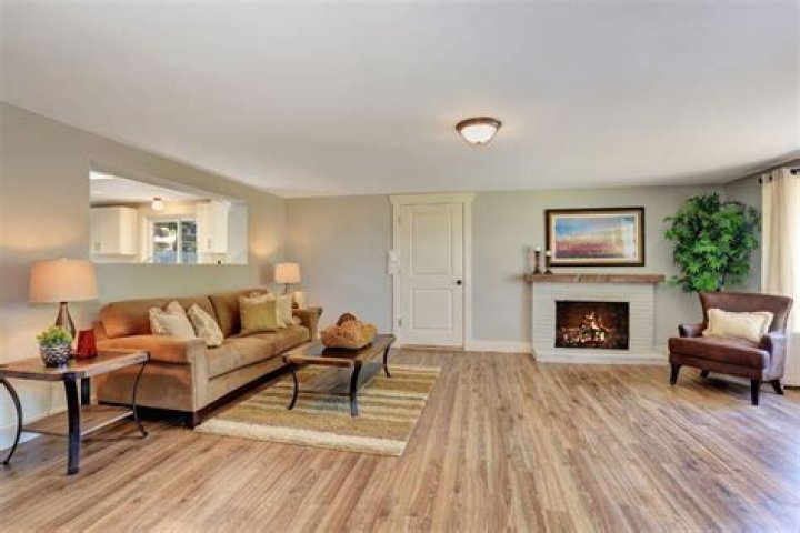 Does gray walls go with brown trim?