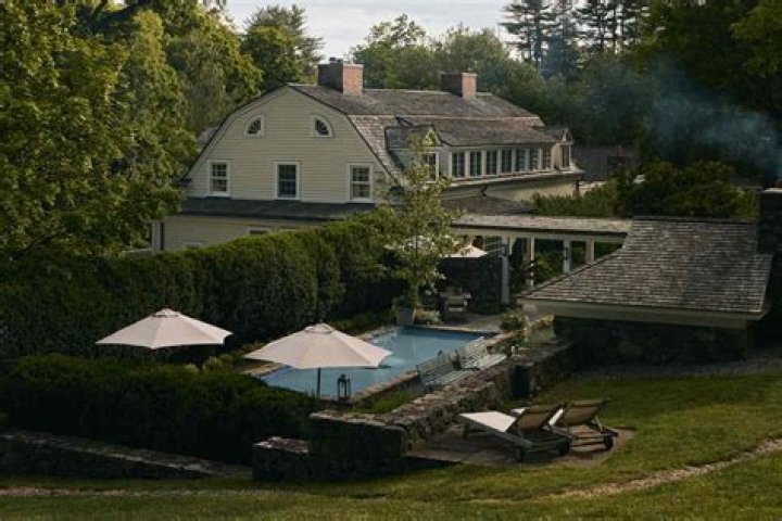 Does Richard Gere still own Bedford Post Inn?