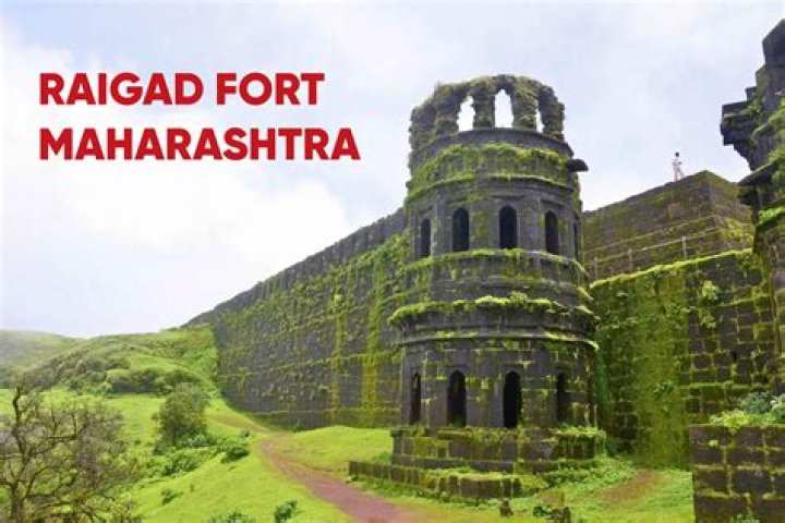 How can I go to Raigad Fort by train?