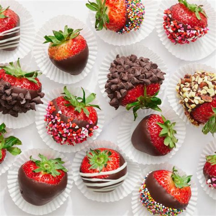 How do you make edible arrangements with chocolate covered strawberries?