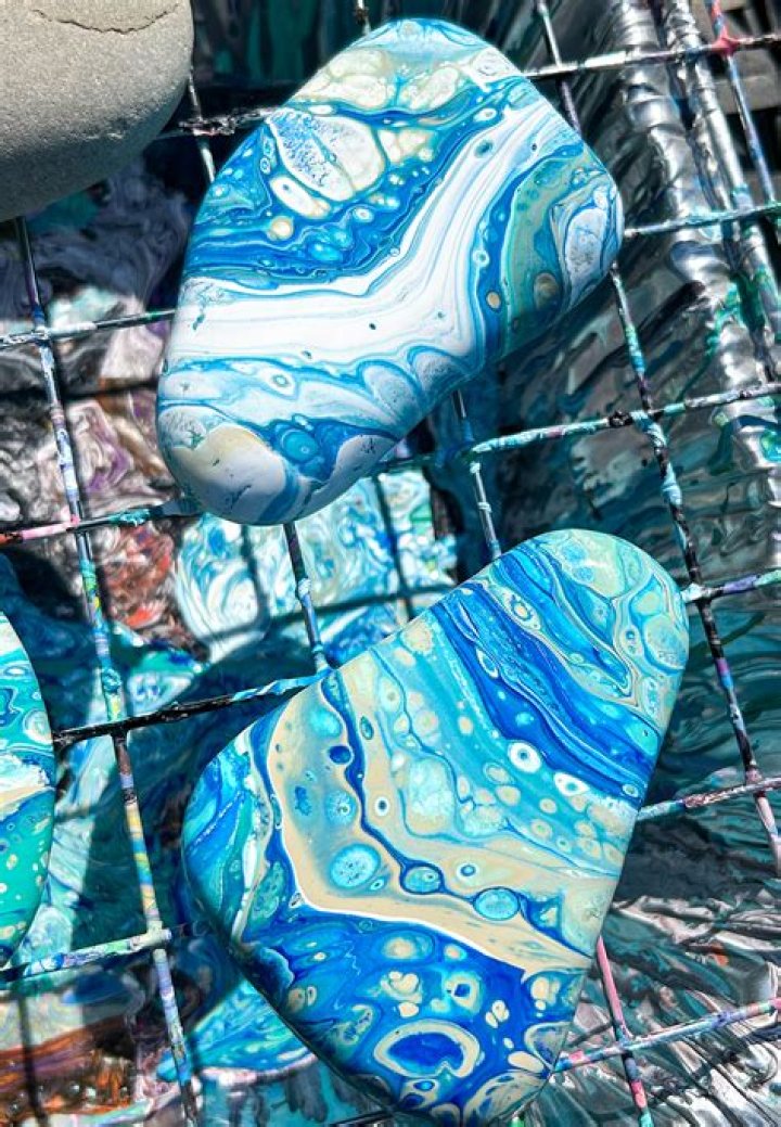 How do you pour paint on rocks?