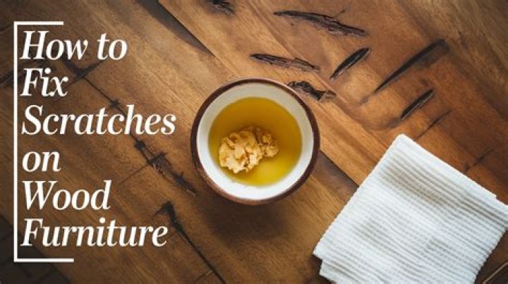 How does vinegar fix scratches on wood