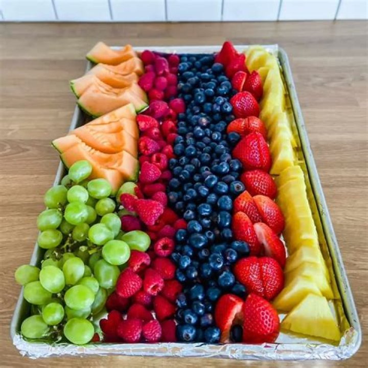 How many trays do I need for 100 people?