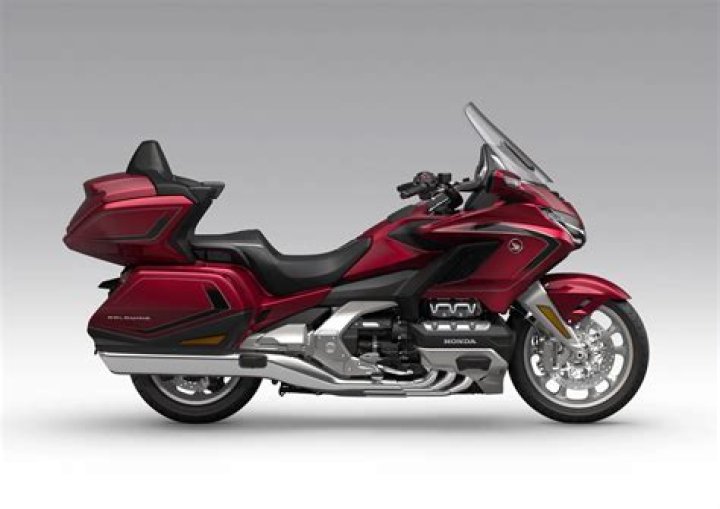 How much does a 2016 Honda Goldwing weigh?