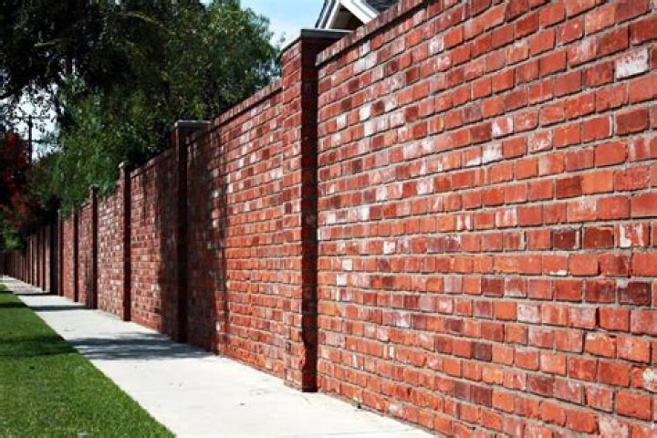 how much does it cost to build a brick wall