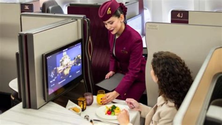 How much does Qatar Airways pay flight attendant?