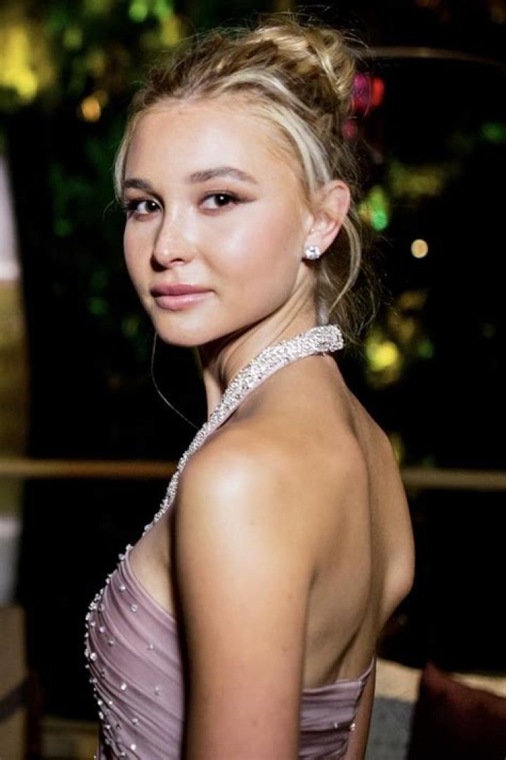 How old is Isabel in ashes