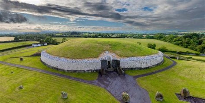 how old is newgrange