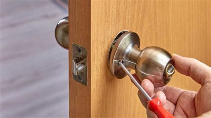 how to install kwikset door knob with hidden screws
