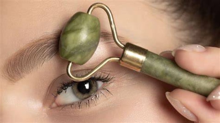 how to use an eye roller