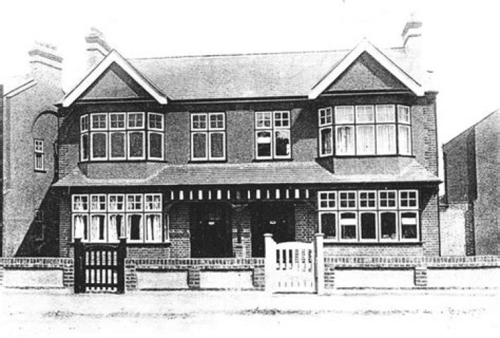 How were 1930s houses built