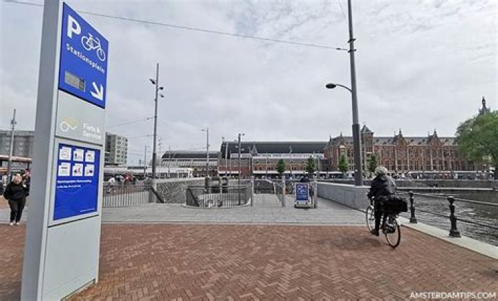 Is Amsterdam central station open 24 hours?