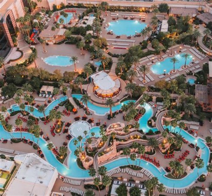mgm grand pool