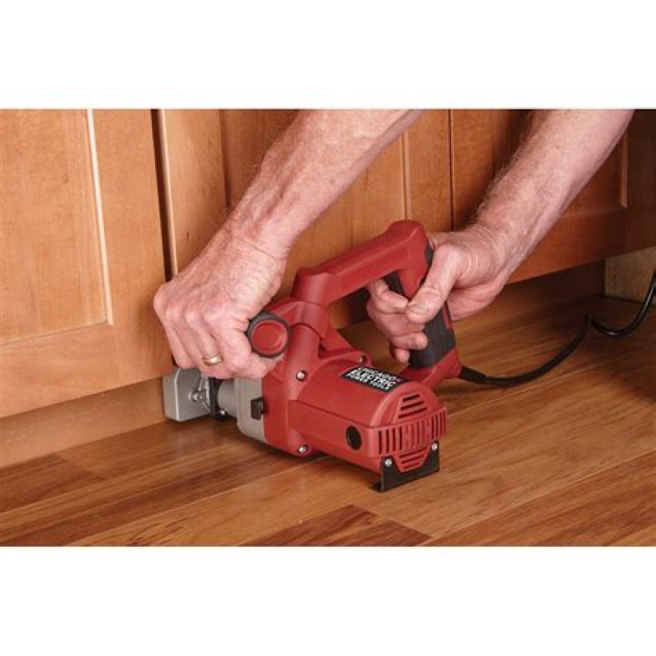 toe kick saw