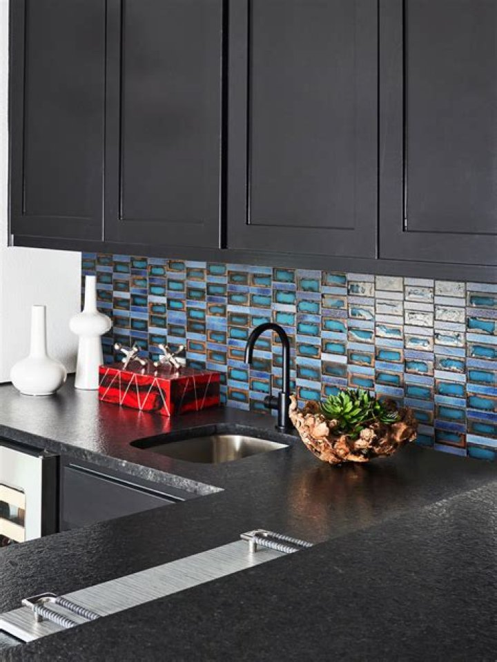 What backsplash goes with black countertop
