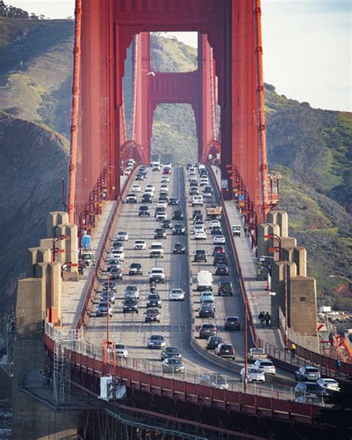 What bus goes to Golden Gate Bridge