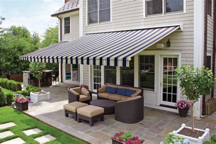 What does a retractable awning cost