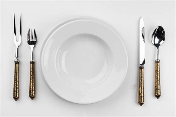 What is the difference between flatware and dinnerware?