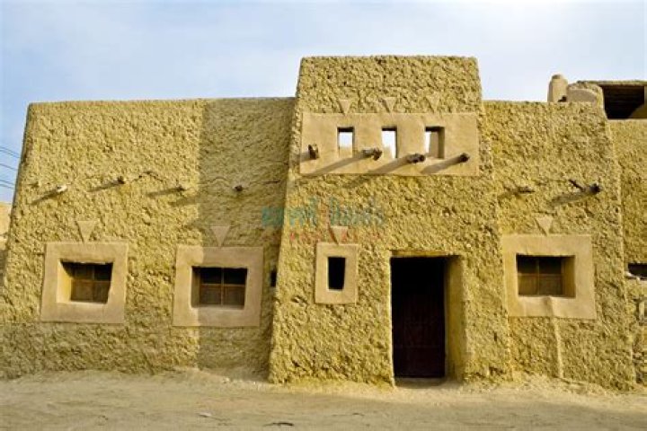 What kind of houses are in the desert