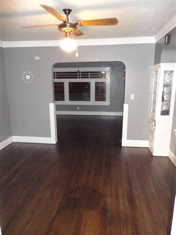 what paint color goes well with grey flooring