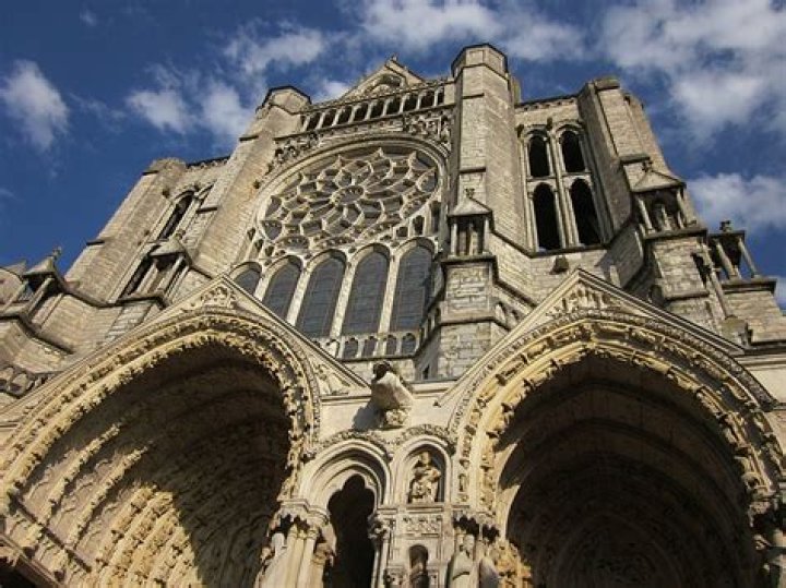 What style of architecture is Chartres Cathedral?