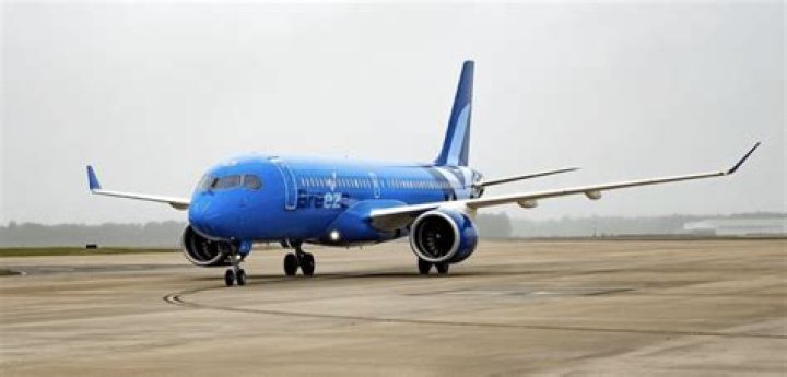 Which airlines fly from Denver to Hawaii